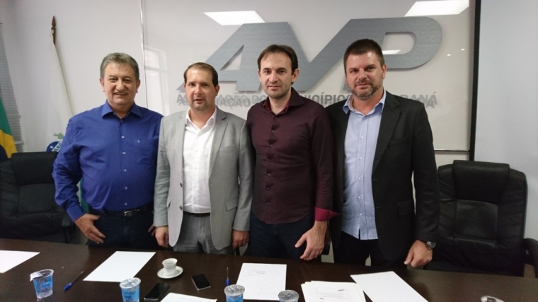 Prefeito José Lineu Gomes participa de reunião na AMP e prefeitos pedem esclarecimentos sobre IPVA, fazem balanço do ano e reajustam contribuições